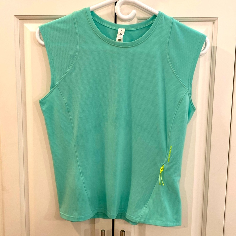 Lululemon tank top. Size 6. Small zipper pocket in the front. Turquoise colour.